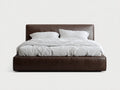 Letto matrimoniale in ecopelle marrone scuro con testiera lineare e base bassa imbottita 200 x 180 x 110 cm - per camera da letto - stile essenziale e deciso